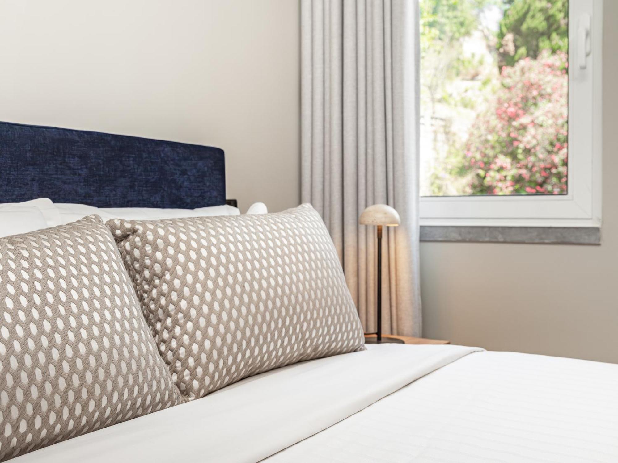 Quarto Clássico com Cama de Casal ou 2 de Solteiro